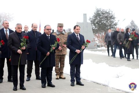 Ministro de Defensa de Armenia rindió homenaje a los mártires de la patria