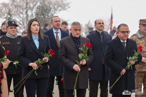 Ministra del Interior y jefe de la Policía de Armenia rindieron homenaje a la memoria de los mártires en Yerablur