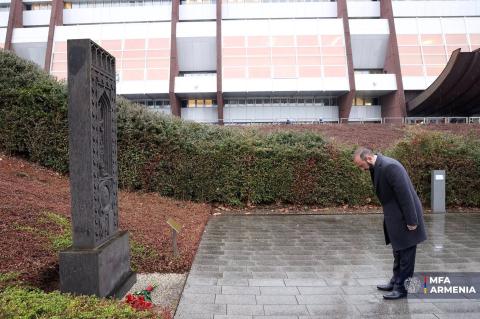 وزير الخارجية الأرمني آرارات ميرزويان يضع باقة من الزهور على النصب التذكاري (خاتشكار) أمام مقر مجلس أوروبا في ستراسبورغ