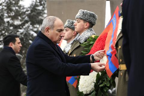 ادای احترام به یاد جان‌باختگان در راه دفاع از میهن