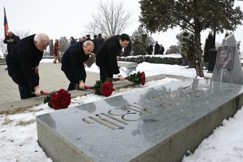 Ermenistan'ın üst düzey yetkilileri, "Yerablur" Askeri Panteonu'nda saygı duruşunda bulundu