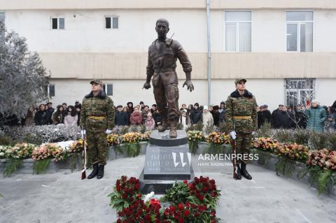 Երևանում բացվեց Քառօրյա պատերազմի հերոս Ռոբերտ Աբաջյանի արձանը