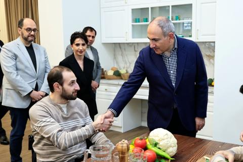 总理视察了“战士之家”康复中心