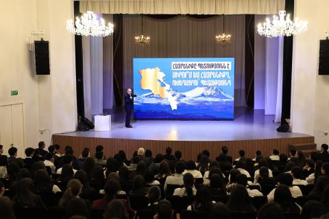 Primer ministro presentó el concepto de la “Armenia Real” a estudiantes