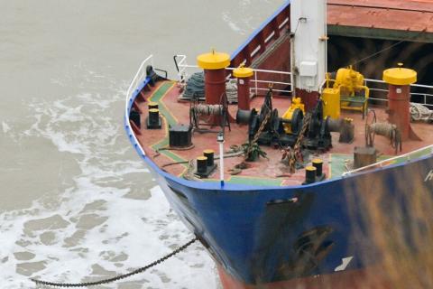 Иранский сухогруз сел на мель близ Махачкалы