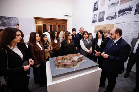 Руководитель аппарата премьер-министра принял группу студентов Академии государственного управления