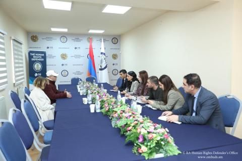 Defensora de Derechos Humanos de Armenia recibió a Viken y Linda Euljekjian
