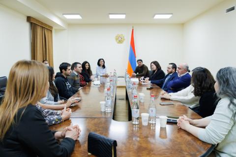 ԲՏԱ նախարարը հանդիպել է երեխաների թվային անվտանգությամբ մտահոգված ծնողների հետ