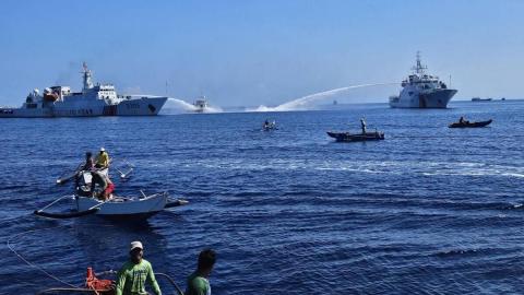 Китайские военные в Южно-Китайском море патрулируют спорный атолл с Филиппинами