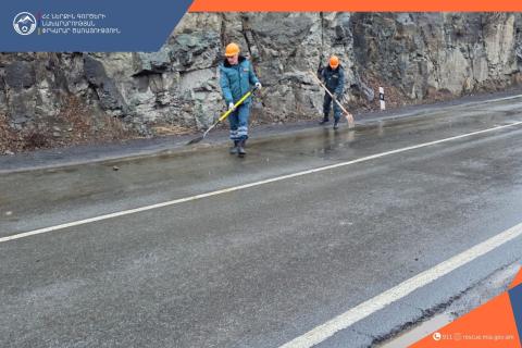 Камнепад на трассе Ереван-Мегри: спасатели убрали камни с дороги