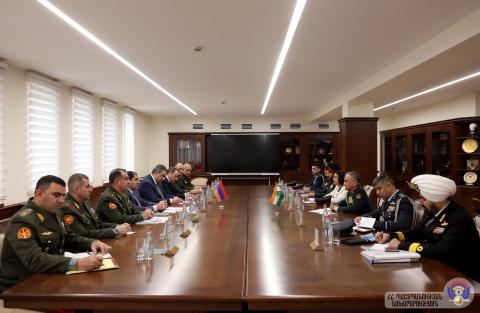 Suren Papikyan, Hindistan Silahlı Kuvvetleri Savunma Kurmay Başkanı ile görüştü