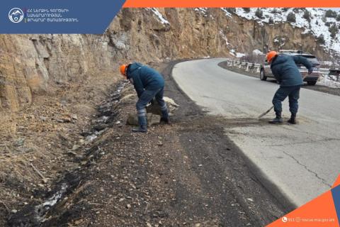 Երևան-Մեղրի ավտոճանապարհից Ջերմուկ տանող հատվածում քարաթափում է տեղի ունեցել․ ՆԳՆ ծառայողները հեռացրել են քարերը