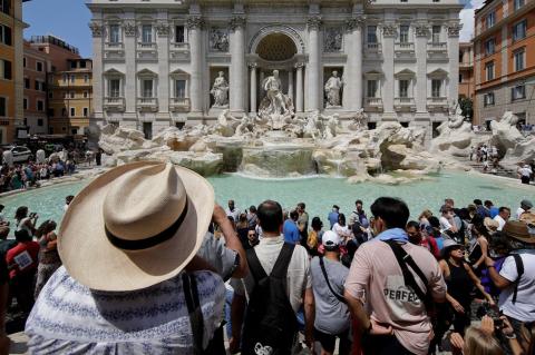 Туристы в Риме должны платить 2 евро, чтобы подойти к фонтану Треви