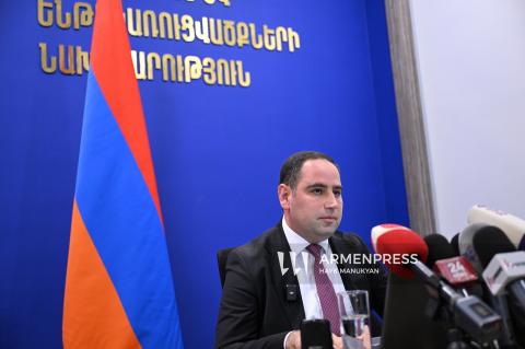 المؤتمر الصحفي لوزير الإدارة الإقليمية والبنية التحتية الأرمني دافيت خوداتيان-فيديو-