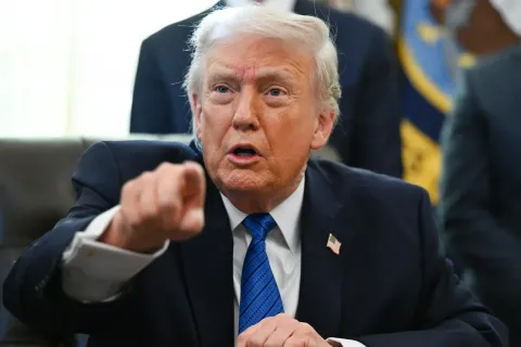 Трамп заявил о переговорах с Ираном и “огромной силе”, которая направляется туда