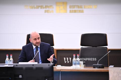 نشست مطبوعاتی مارتین گالستیان رئیس بانک مرکزی