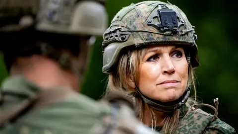 Королева Нидерландов будет служить в Вооруженных силах страны