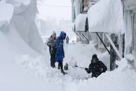 В Японии из-за сильных снегопадов погибли 35 человек