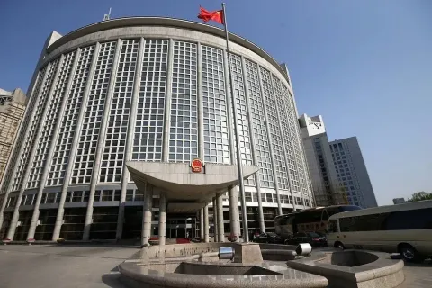 Китай не намерен участвовать в гонке вооружений: официальный представитель МИД КНР