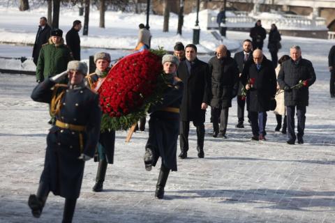 Presidente de la Asamblea Nacional visitó el Monumento al Soldado Desconocido en Moscú