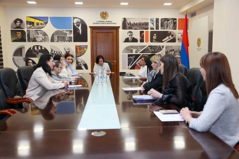 Ժաննա Անդրեասյանը մանկավարժների հետ քննարկել է  ոլորտային մի շարք հարցեր