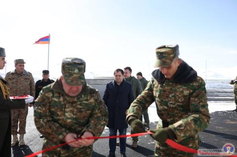 Ministro de Defensa de Armenia visitó una unidad militar modular de nueva construcción