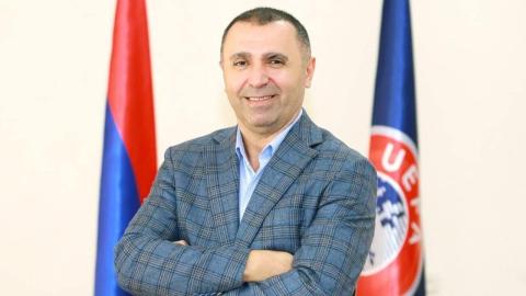 المؤتمر الصحفي لمدرب المنتخب الأرمني لكرة قدم الصالات روبين نازاريتيان-فيديو-