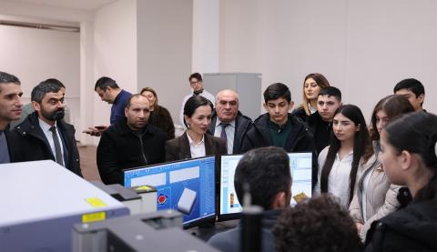 ՀՀ ԿԳՄՍ նախարարը դպրոցականների հետ այցելել է Քիմիական ֆիզիկայի ինստիտուտ