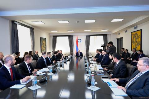 Премьер-министру представлен годовой доклад Министерства иностранных дел Республики Армения