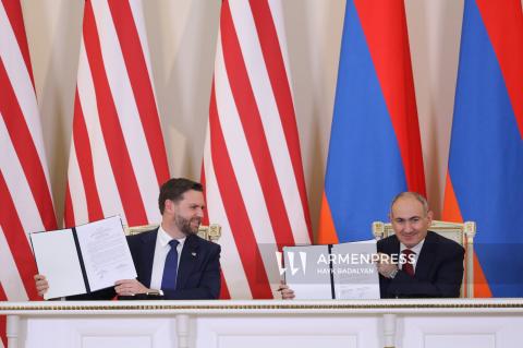 亚美尼亚总理与美国副总统签署双边文件