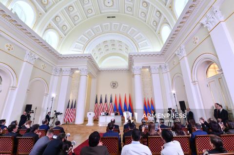 Le Premier ministre de la République d’Arménie et le vice président des États Unis tiennent une déclaration officielle