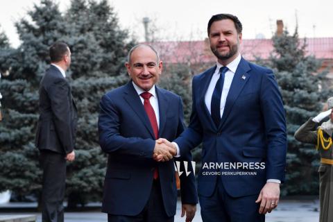 სომხეთის რესპუბლიკის პრემიერ-მინისტრმა ბაღრამიანის გამზირის 26-ში აშშ-ის ვიცე-პრეზიდენტი დაიხვდა
