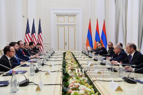 Rencontre en format élargi entre le Premier ministre arménien et le vice président des États Unis