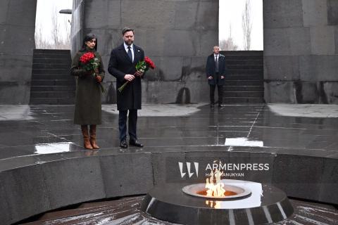 نائب الرئيس الأمريكي جيه دي فانس يزور مجمّع تسيتسيرناكابيرد التذكاري في يريفان مع عقيلته ويكرّم ذكرى شهداء الإبادة الأرمنية-صور-