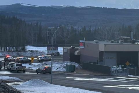 В Канаде в результате стрельбы, устроенной женщиной в школе и дома погибли 9 человек