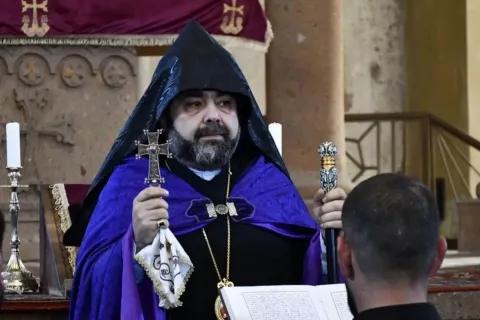 Վերացվել է Մկրտիչ եպիսկոպոս Պռոշյանի կալանքի որոշումը. նրա նկատմամբ կկիրառվի տնային կալանք