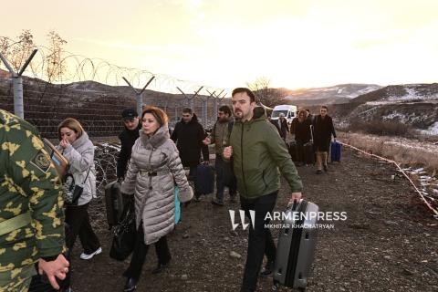 Azerbaycan sivil toplum temsilcileri, kara sınırının belirlenmiş bölümünden Ermenistan’a geldi