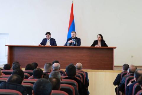 Ministro de Economía se reunió con habitantes de Armavir