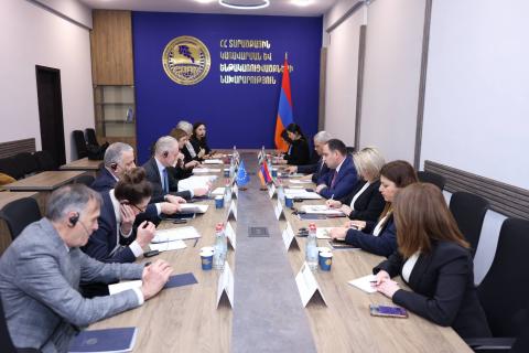 Le ministre arménien des Infrastructures et un responsable de l'UE discutent du développement du secteur aérien