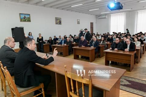 Reunión del director del Comité de Catastro de Armenia con estudiantes