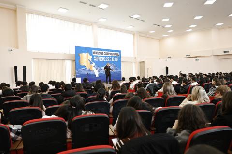 Le Premier ministre a présenté aux étudiants et aux élèves l’idéologie de l’« Arménie réelle »