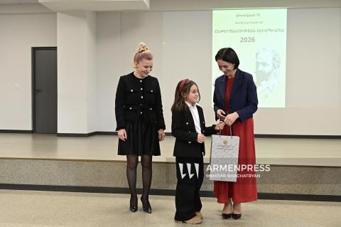 Գիրք նվիրելու օրը Ժաննա Անդրեասյանը պարգևատրեց Ընթերցանության օլիմպիադայի  մարզային փուլի հաղթողներին