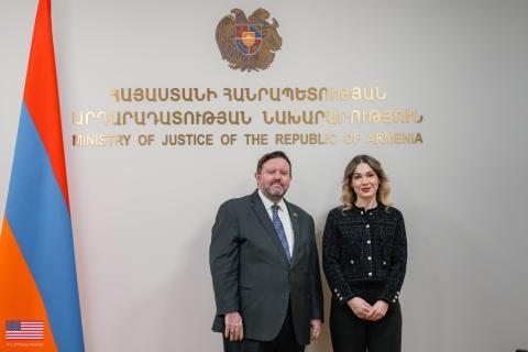 亚美尼亚司法部长与美国驻亚美尼亚临时代办讨论合作事宜