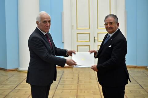 رئيس الجمهورية فاهاكن خاتشاتوريان يستلم أوراق اعتماده أول سفير لفلسطين لدى أرمينيا عيسى كاسيسين-فيديو-