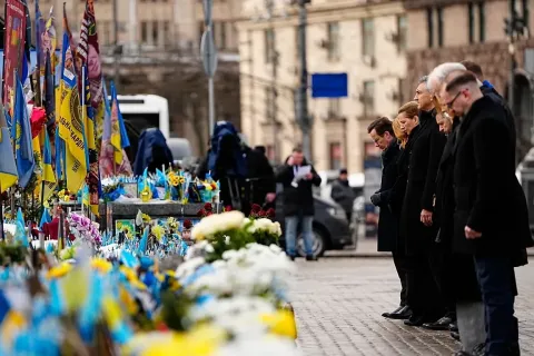 أوكرانيا تكرّم ذكرى ضحايا العمليات العسكرية الروسية التي بدأت قبل أربع سنوات