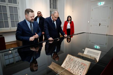 Премьер-министру Армении показали Скеврское Евангелие, хранящееся в Национальной библиотеке Польши