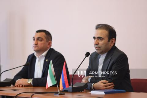 İran'ın Ermenistan Büyükelçisi Halil Şirğolami, Yerevan Devlet Üniversitesi'nde Uluslararası İlişkiler Fakültesi öğrencileriyle bir araya geldi