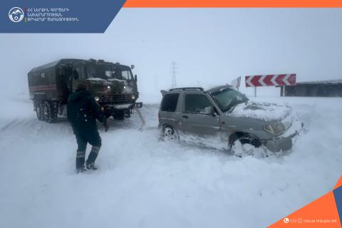 Փրկարարներն ու ոստիկանները մի շարք միջպետական ավտոճանապարհներին ապահովում են քաղաքացիների անվտանգությունը