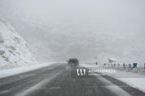 В ряде населенных пунктов Армении идет снег, некоторые дороги труднопроходимы