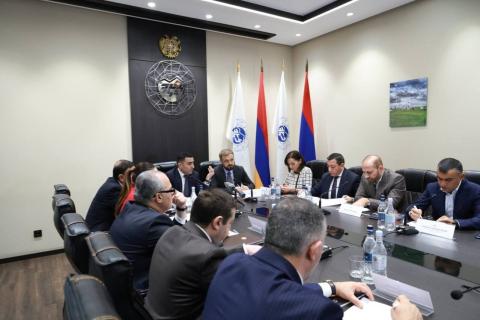 Министр экономики Армении принял участие в обсуждении в 